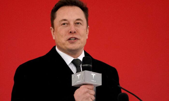 Elon Musk Tells Twitter Staff He‘ll Allow ’Pretty Outrageous’ Tweets in Leaked Video