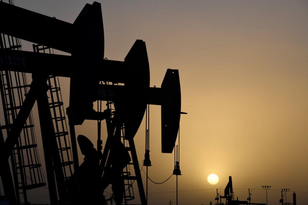 Oil Rises Towards $90 on Production Cuts Caused by Hurricane Ian