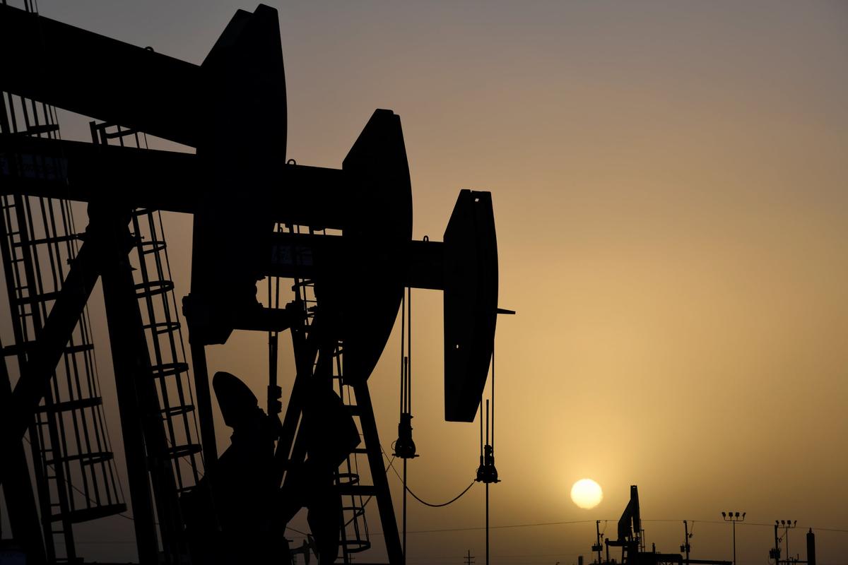 Oil Rises Towards $90 on Production Cuts Caused by Hurricane Ian
