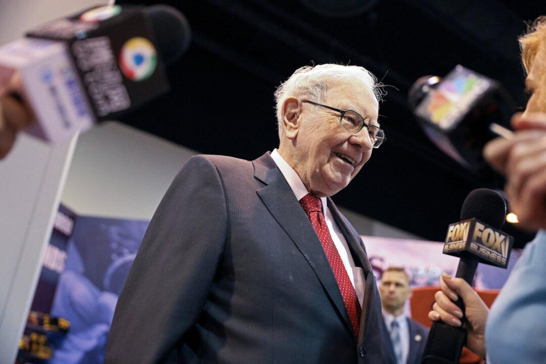 Warren Buffett Charity Lunch Fetches Record Winning Bid of $19 Million