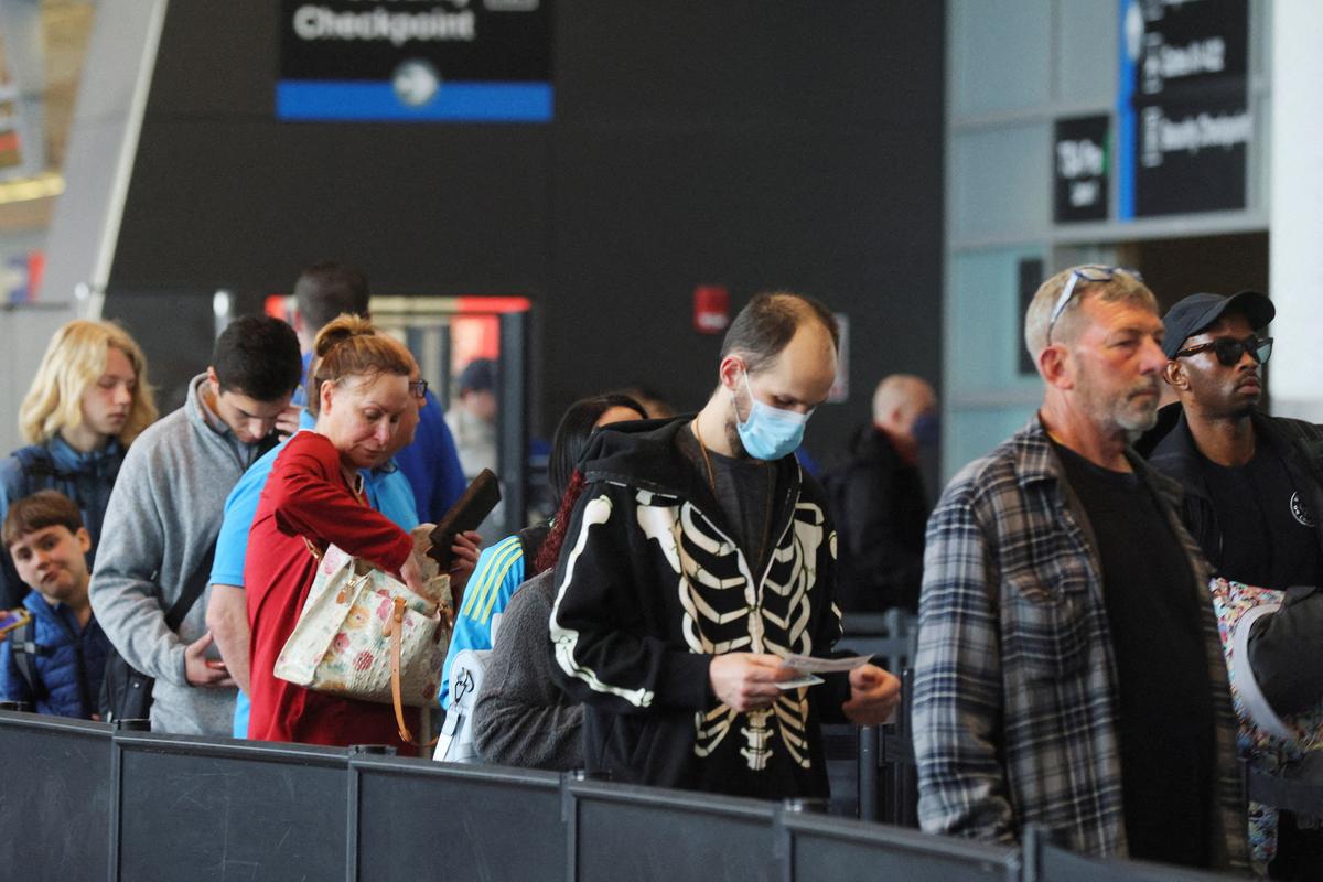 Airlines Cancel Nearly 700 US Flights as Labor Crunch Weighs