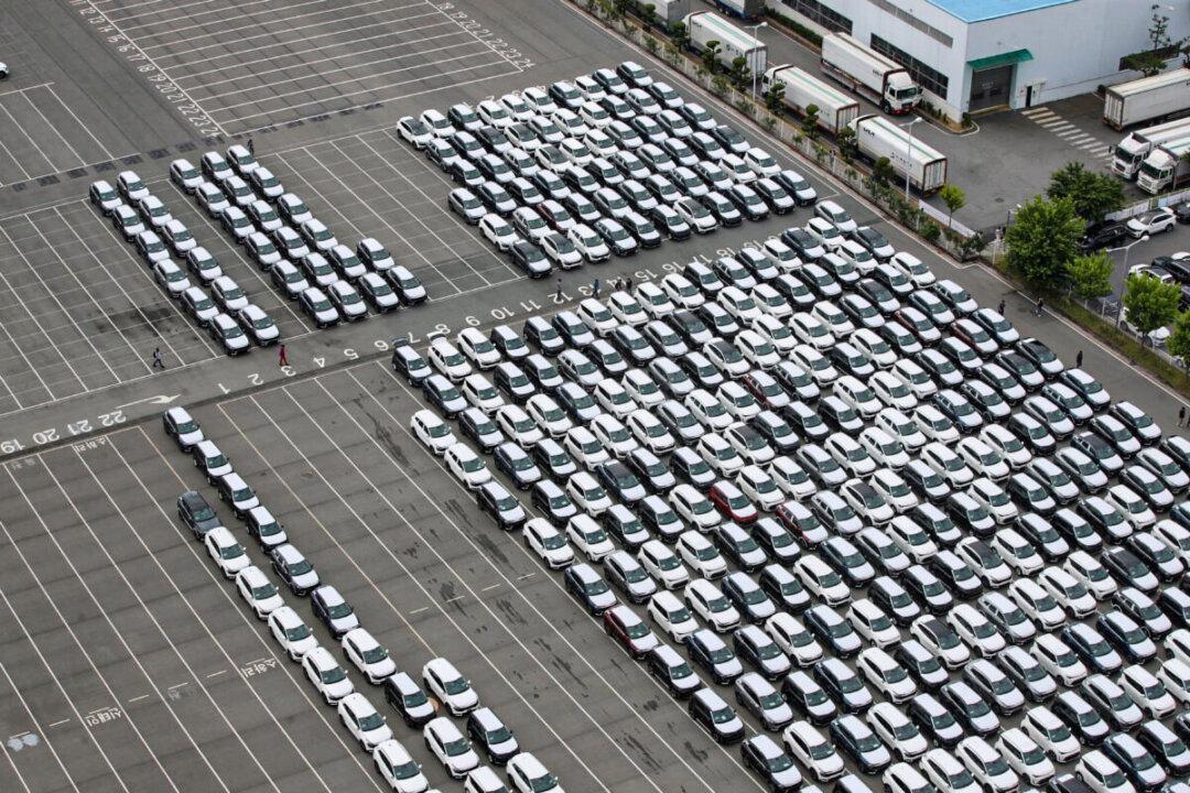 South Korean Production and Shipping Disrupted as Truckers Strike for 3rd Day