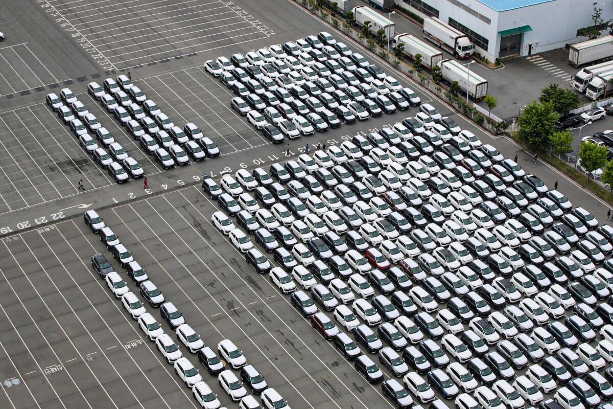 South Korean Production and Shipping Disrupted as Truckers Strike for 3rd Day