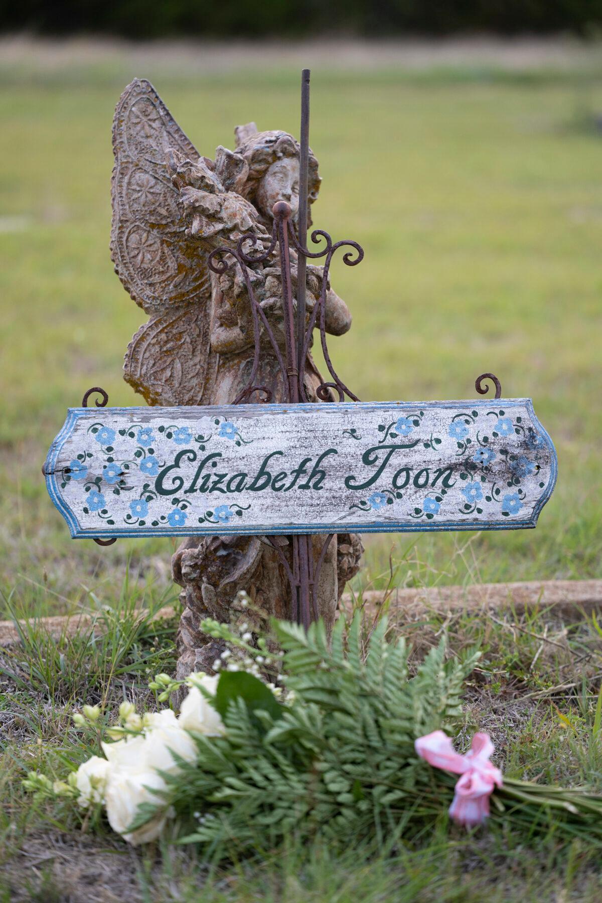 The final resting place of Sarah Elizabeth Toon at St. Olaf Cemetery near Cranfills Gap, Texas. (Dixie Dixon/For The Epoch Times)