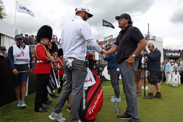 U.S. golfer Dustin Johnson (L) shakes hands with US golfer Phil Mickelson (R) on the first tee on the first day of the LIV Golf Invitational Series event at The Centurion Club in St. Albans, north of London, on June 9, 2022. (Adrian Dennis/Getty Images)