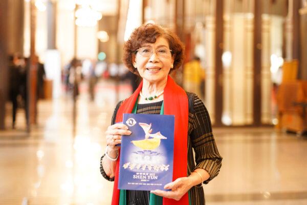 Hsieh Shu-Chen, the 13th President of Chinese Women’s Business Association, poses for photo after watching Shen Yun performance in Chiayi, Taiwan on June 7, 2022. (Annie Gong/The Epoch Times)