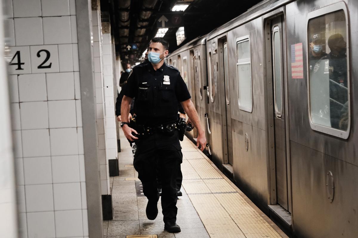 NYPD Leaders ‘Refusing to Acknowledge’ Mass Exodus of Police, Union Leader Says