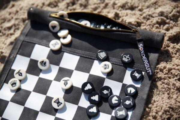 A Roll-Up Chess & Checkers Travel Game, Sondergut. (Sondergut)