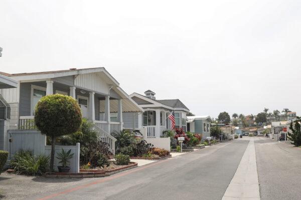 Mobile homes in Huntington Beach Calif., on June 10, 2022. (Julianne Foster/The Epoch Times)