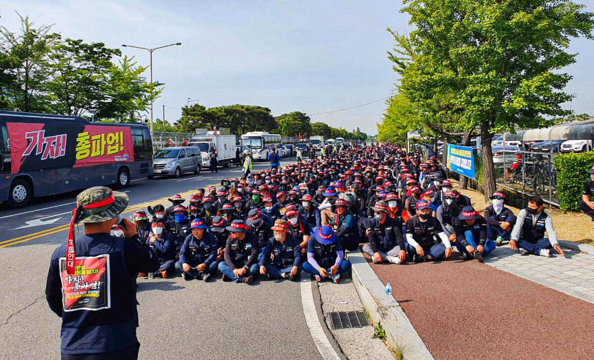 South Korean Union Truckers Continue Strike, Talks With Government Stall