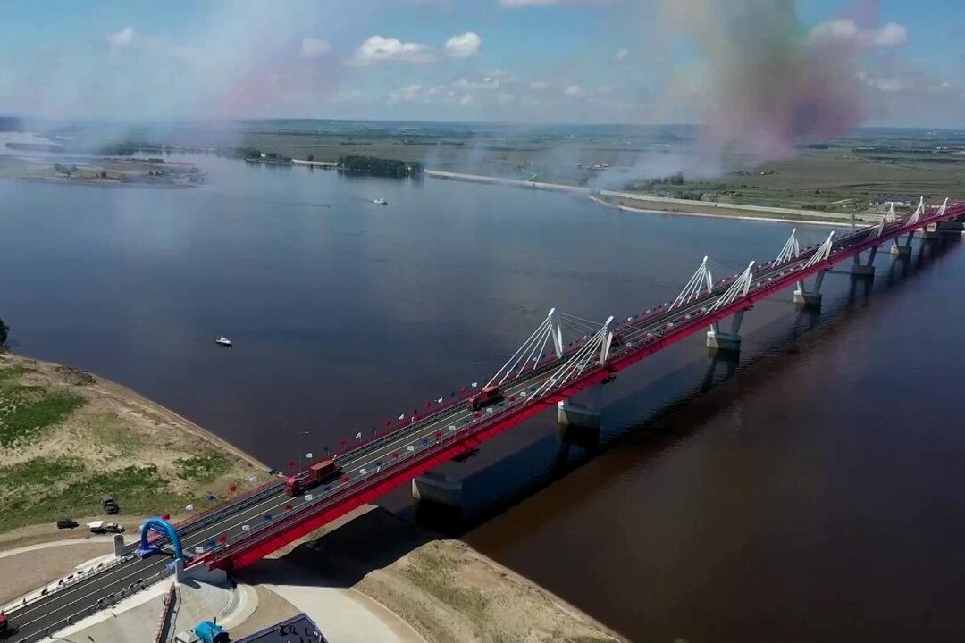 Russia and China Open Cross-Border Bridge as Ties Deepen