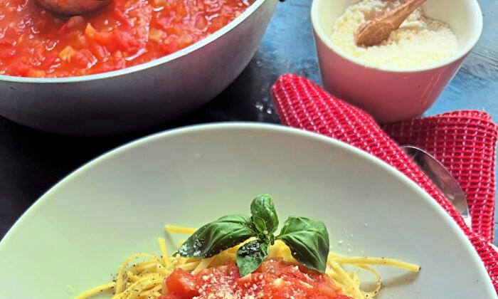 Mia Cucina Pasta Recipe: Black Pepper Linguini With Fresh Tomato Sauce
