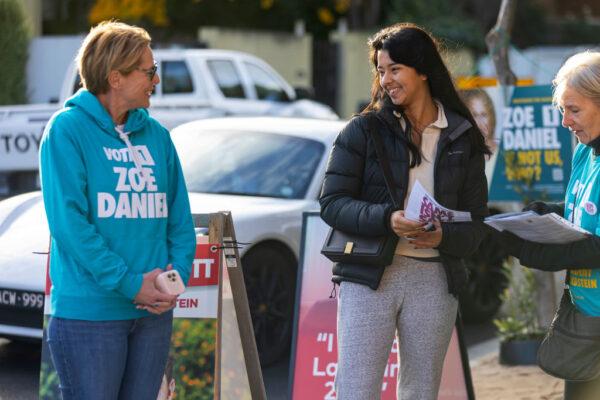 "Teal" Independent Goldstein Zoe Daniel (L) speaks to voters at a pre-polling centre in Hampton in Melbourne, Australia, on May 18, 2022. (Daniel Pockett/Getty Images)