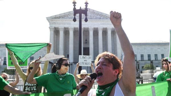  Pro-abortion protesters demonstrate in front of the Supreme Court building amid the ruling that could overturn Roe v. Wade and other court decisions in Washington on June 13, 2022. (Roberto Schmidt/AFP via Getty Images)