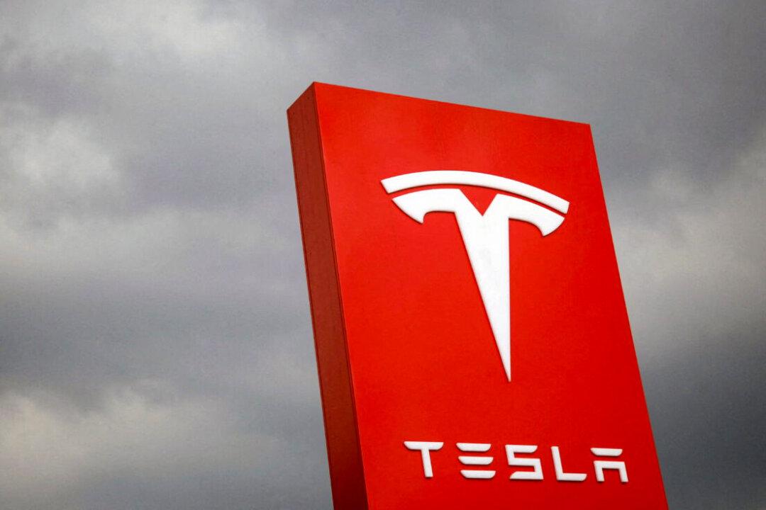 Tesla Sued by Former Employees Over ‘Mass Layoff’