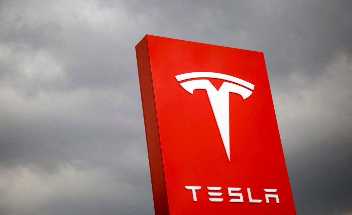 Tesla Sued by Former Employees Over ‘Mass Layoff’
