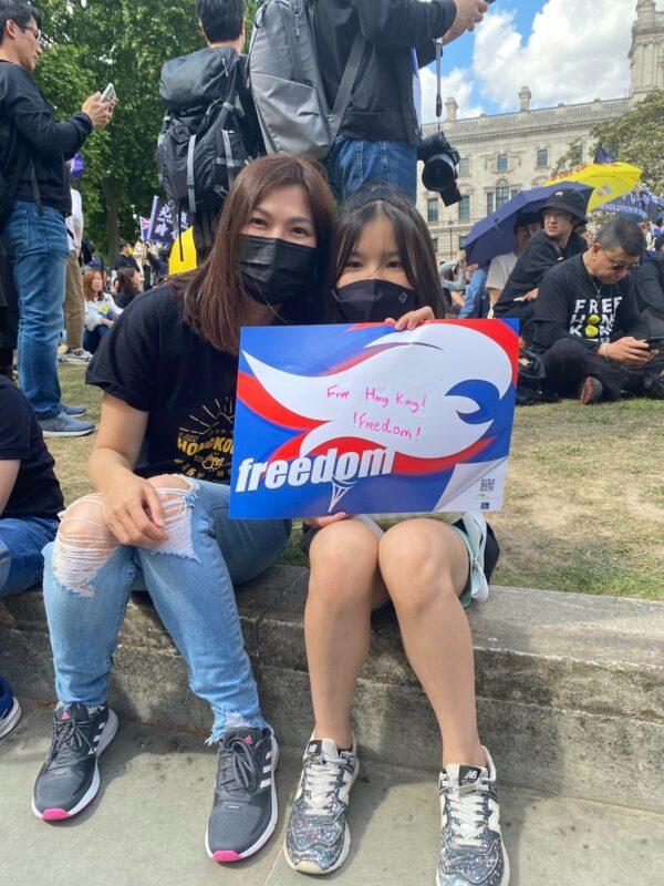 A lady and her daughter joined the activities writing down their voice: Free Hong Kong! Freedom! (Lisa Lee, Joann Chow/The Epoch Times)