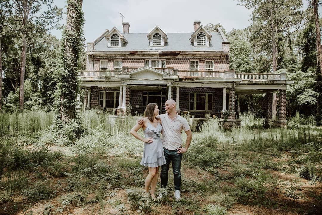 The front of the house before renovation. (Courtesy of <a href="https://www.instagram.com/704photography/">704 Photography</a> via <a href="https://www.instagram.com/turningthepagemansion/">Trey and Abby</a>)