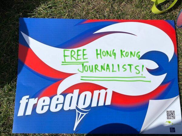 Free Hong Kong journalists!  (Lisa Lee, Joann Chow/The Epoch Times)