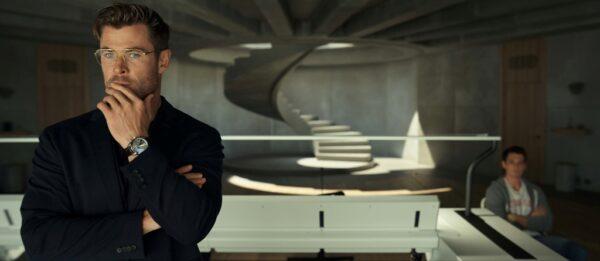 Chris Hemsworth as Steve Abnesti in "Spiderhead." (Netflix)