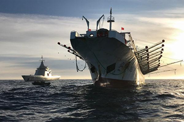  Illegal fishing by the Chinese regime in distant oceans is plundering global fisheries resources and destroying the traditional livelihoods of many countries. The picture shows a Chinese fishing vessel operating illegally in Argentina's exclusive economic zone on May 4, 2020. (Handout/Argentina's Navy Press Office/AFP/Getty Images)