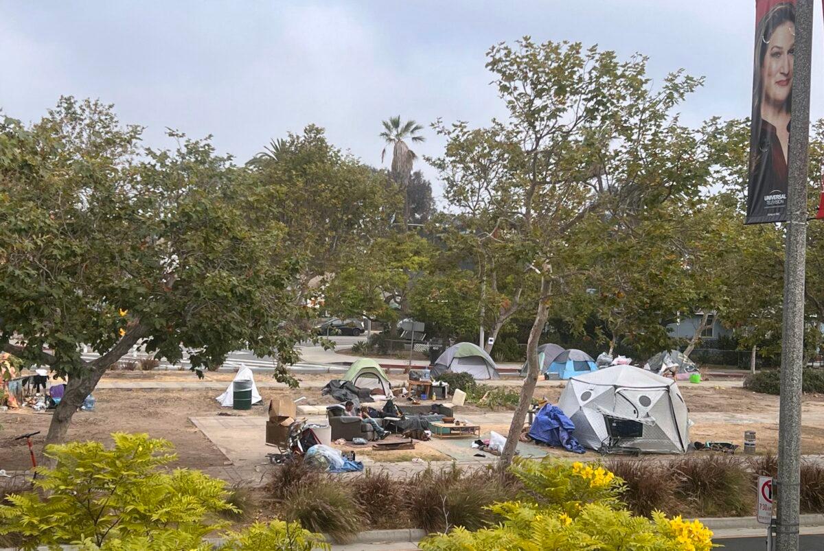 The view as a homeless encampment is in the process of being cleared in Centennial Park, next to Abbot Kinney Memorial Branch Library in Venice, Calif., on June 11, 2022. (Courtesy of The Venice Wasteland/Twitter)