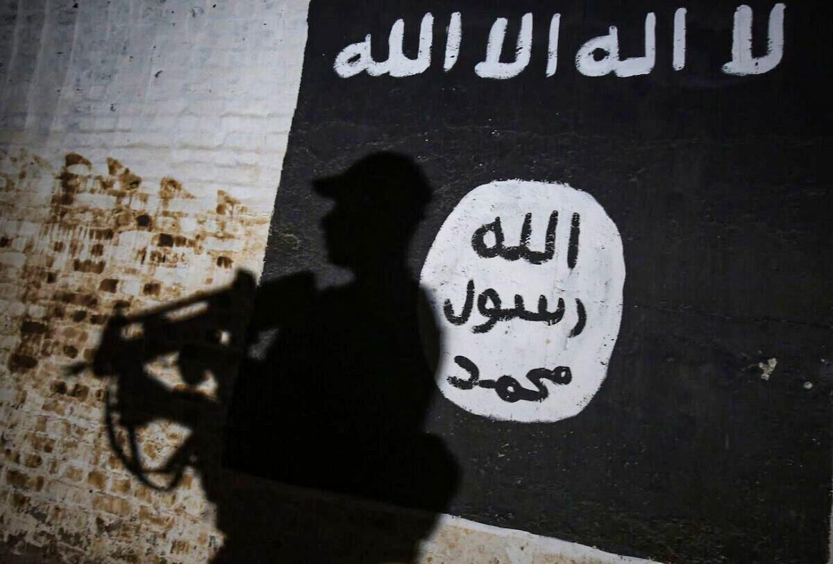 A mural bears the logo of the ISIS terrorist group. (Ahmad Al-Rubaye/AFP via Getty Images)