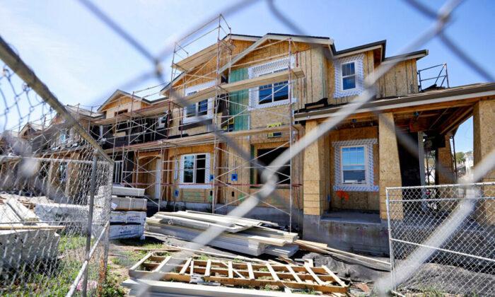 US Homebuilder Sentiment Falls to Lowest Level Since Pandemic as Affordability Worsens