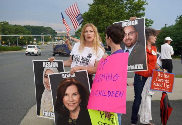  Stacy Langton, a Fairfax County mother, protests the Fairfax County school board’s pro-transgender policy outside the Luther Jackson Middle School in Falls Church, Va., on June 16, 2022. (Terri Wu/The Epoch Times)