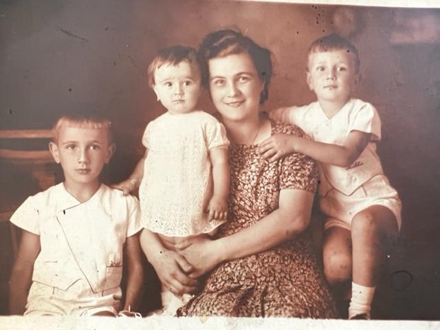 Dan Novacovici (R) as a child, with his mother and siblings. (Courtesy of Dan Novacovici)
