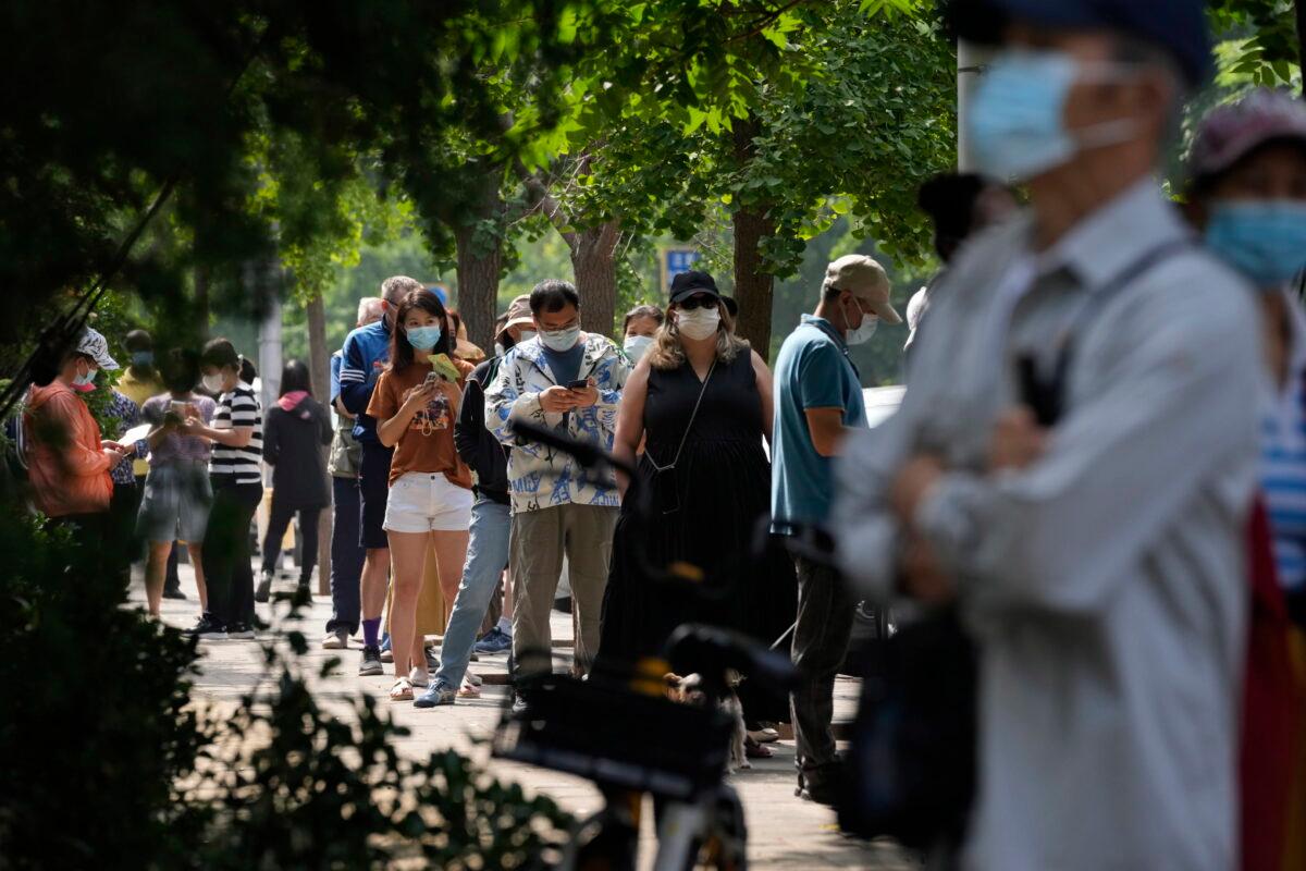 Residents line up for mass COVID-19 test in Beijing, on June 14, 2022. (Ng Han Guan/AP Photo)