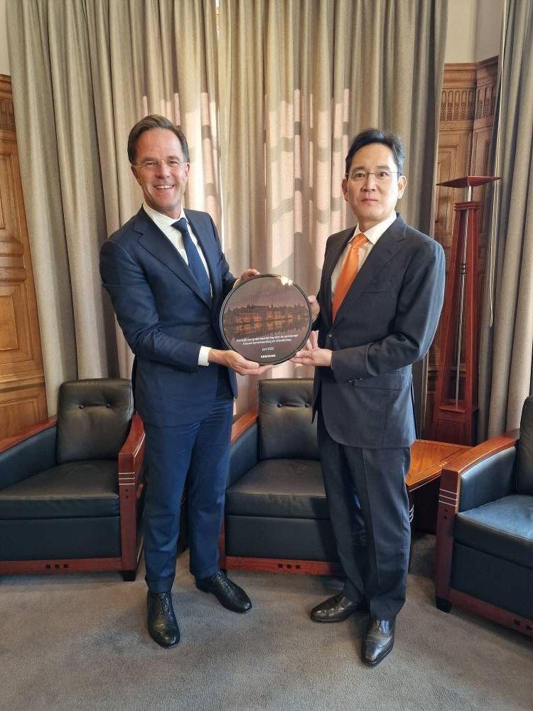 Dutch Prime Minister Mark Rutte (left) and Samsung Electronics Vice Chairman Lee Jae-yong pose at the prime minister’s office in The Hague, Netherlands, on June 14. (Courtesy of Samsung Electronics)