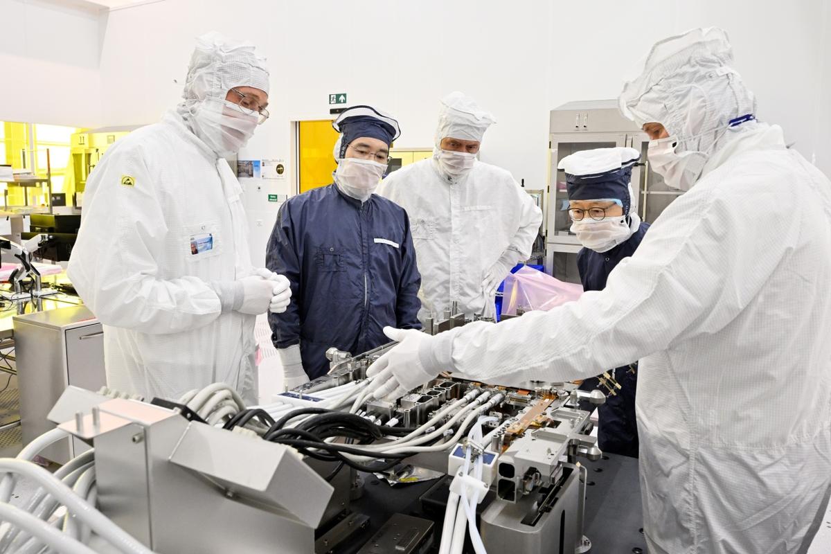 Representatives of Samsung Electronics and ASML, including Samsung Vice Chairman Lee Jae-yong (second from left), check ASML's EUV machine at ASML headquarters in Eindhoven, the Netherlands, on June 14. (Courtesy of Samsung Electronics)