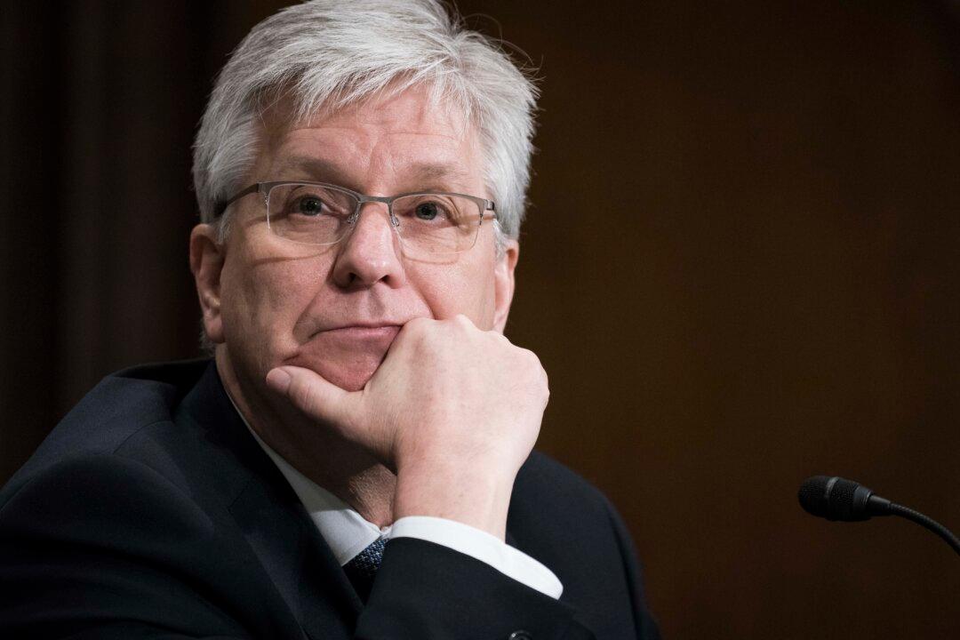 Top Federal Reserve Official Advocates For Lowering Interest Rates ‘Carefully’