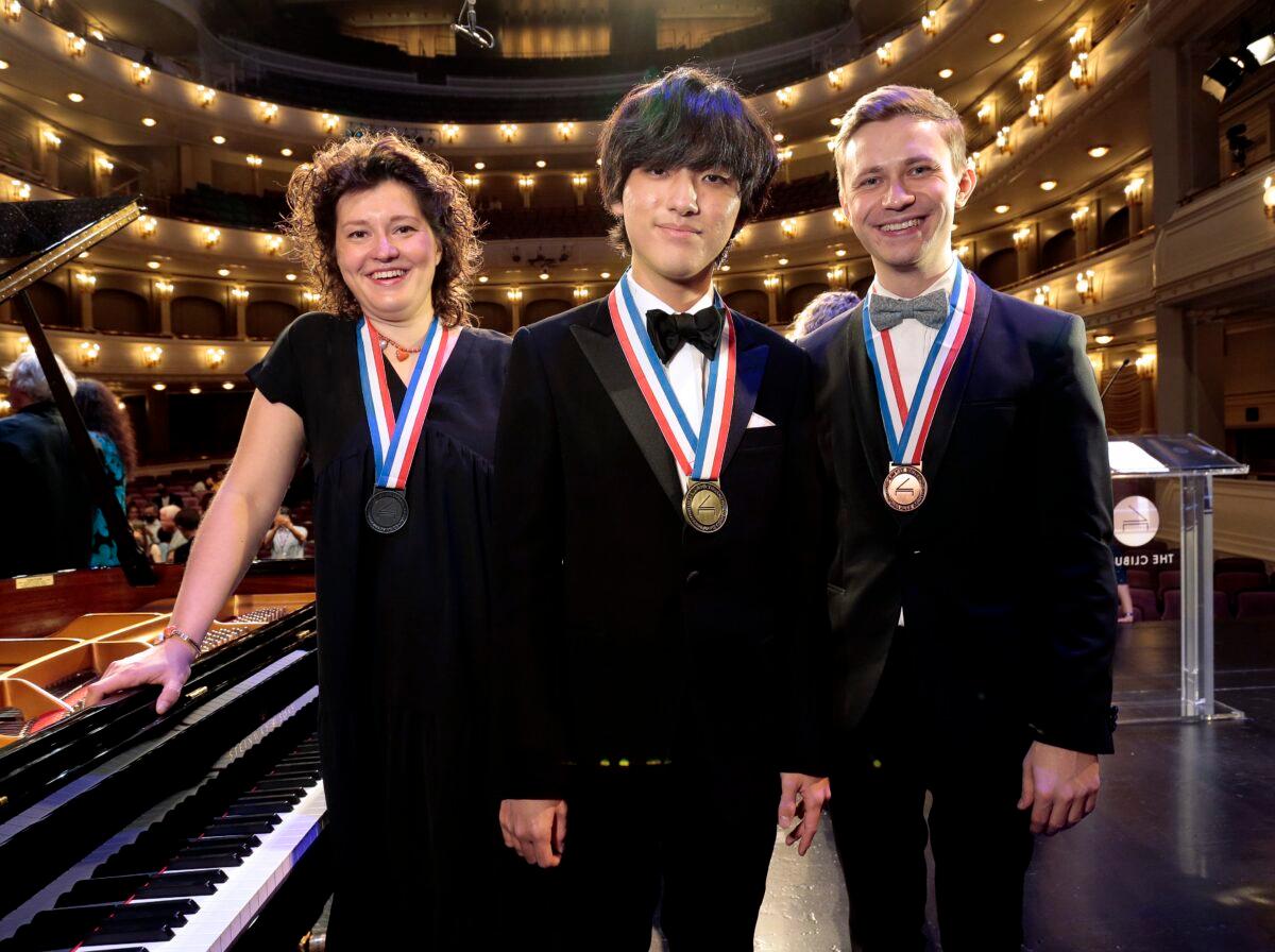 (L–R) The winners of the 16th Van Cliburn International Piano Competition, silver medalist Anne Geniushene from Russia, gold medalist Yunchan Lim from South Korea, and bronze medalist Dmytro Choni from Ukraine, pose for a group photo following the final concerts at the Bass Performance Hall in Fort Worth, Texas, on June 18, 2022. (Ralph Lauer/The Cliburn via AP)