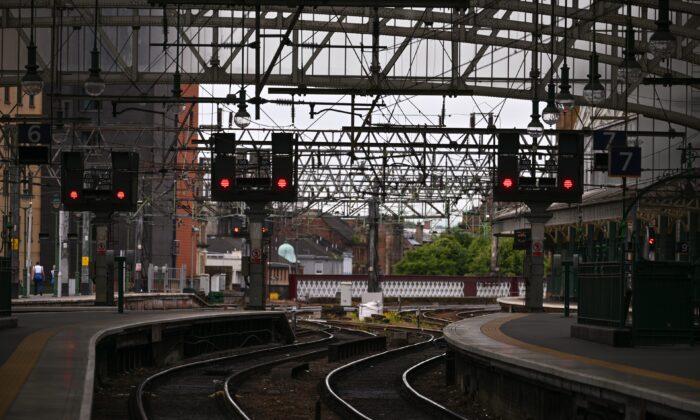 UK Business Groups Warn of ‘Incredible’ Damage Caused by Rail Strikes
