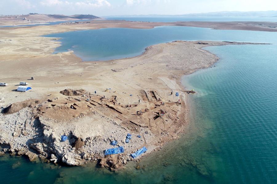  The archaeological site of Kemune at the Mosul reservoir. (Courtesy of <a href="https://uni-tuebingen.de/en/university/news-and-publications/press-releases/press-releases/article/a-3400-year-old-city-emerges-from-the-tigris-river/">Universities of Freiburg and Tübingen, KAO</a>)