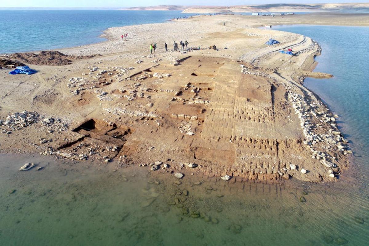  Aerial view of the excavations at Kemune. (Courtesy of <a href="https://uni-tuebingen.de/en/university/news-and-publications/press-releases/press-releases/article/a-3400-year-old-city-emerges-from-the-tigris-river/">Universities of Freiburg and Tübingen, KAO</a>)