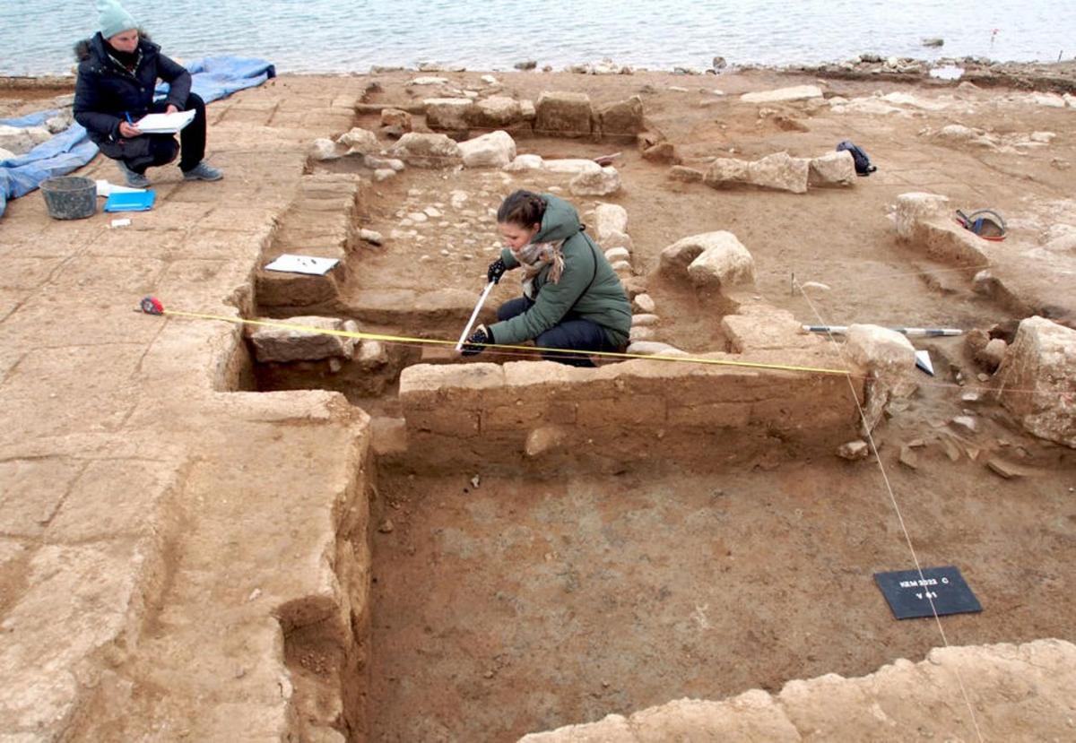  The excavated large buildings from the Mitanni period were measured and documented. (Courtesy of <a href="https://uni-tuebingen.de/en/university/news-and-publications/press-releases/press-releases/article/a-3400-year-old-city-emerges-from-the-tigris-river/">Universities of Freiburg and Tübingen, KAO</a>)