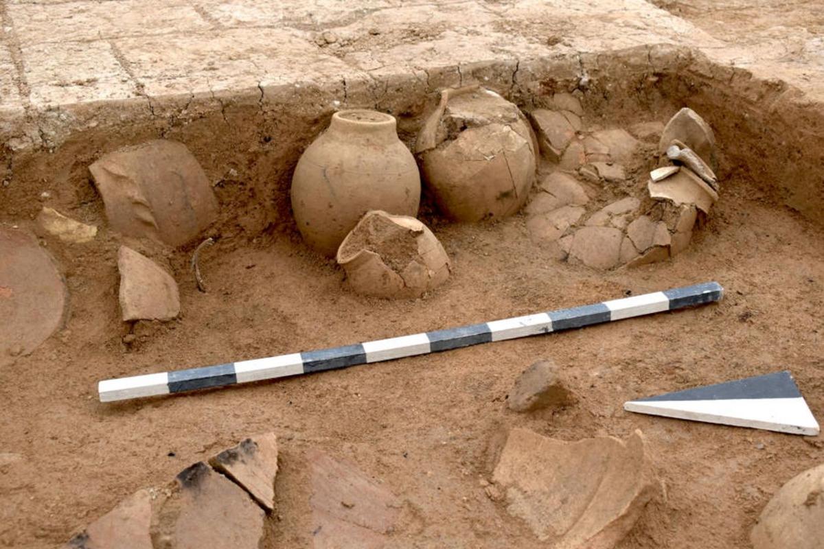  Pottery vessels, in which cuneiform tablets were stored. (Courtesy of <a href="https://uni-tuebingen.de/en/university/news-and-publications/press-releases/press-releases/article/a-3400-year-old-city-emerges-from-the-tigris-river/">Universities of Freiburg and Tübingen, KAO</a>)