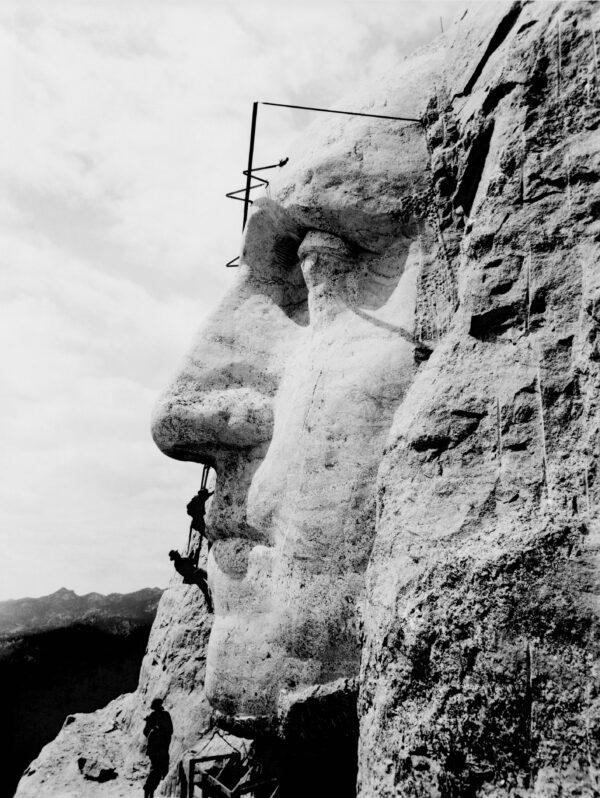 The construction of George Washington’s sculpture, circa 1932. (Public Domain)