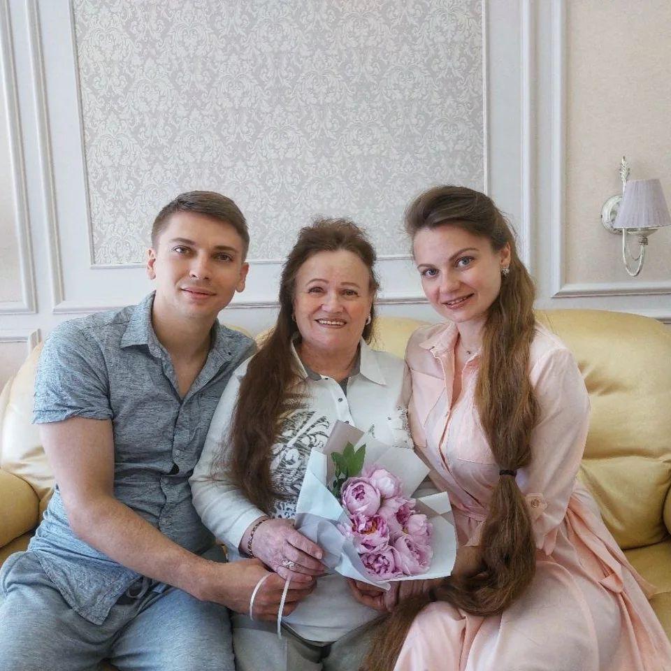 Alla with her husband and mother. (Courtesy of <a href="https://www.instagram.com/alla_perkova/">Alla Perkova</a>)