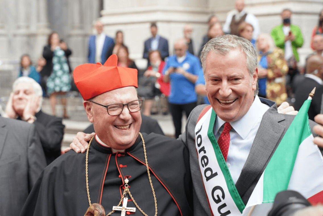  New York Cardinal Timothy Dolan (L) and NYC Mayor Bill De Blasio during a Columbus Day parade in New York on Oct. 11, 2021. (Enrico Trigoso/The Epoch Times)