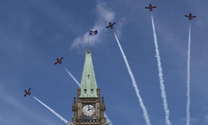 Technical Issue Temporarily Stops Canadian Forces Snowbirds From Flight Performances