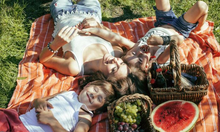 Everything You Need to Know to Pack the Perfect Family Picnic