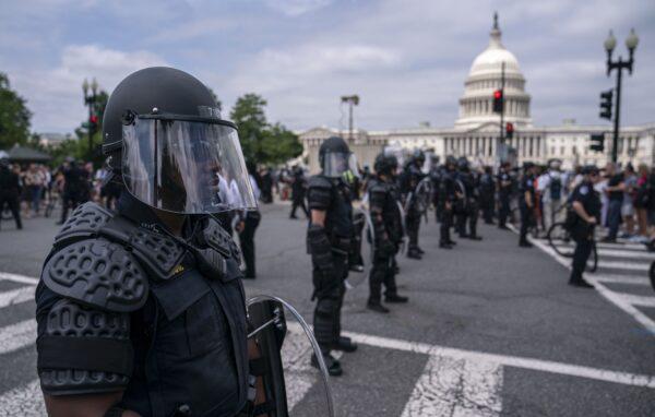  Capitol Police dressed in riot gear stand guard as activists react to the U.S. Supreme Court's ruling in the Dobbs v. Jackson Women's Health Organization case that overturns Roe v. Wade, in front of the court in Washington on June 24, 2022. (Nathan Howard/Getty Images)