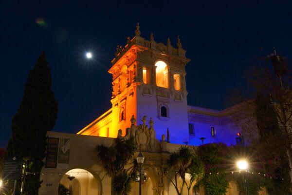 The beautifully lit tower of the Casa de Balboa overlooks the Plaza de Panama on a moonlight Balboa Park night. (Jeff Perkin for American Essence)