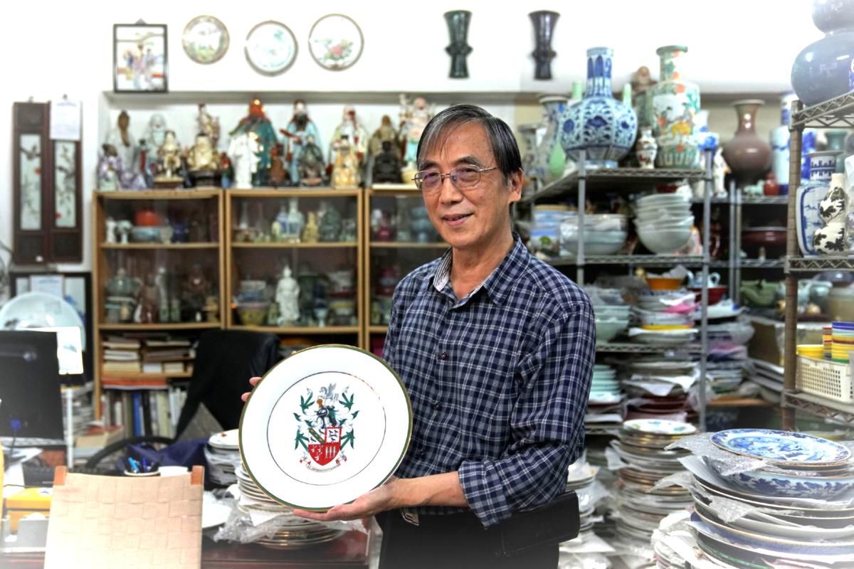  Joseph Tso, owner of Yuet Tung China Works, Hong Kong's last hand-painted porcelain factory, holds a plate with UK royal print in Hong Kong, on June 8, 2022. (Kin Cheung/AP Photo)