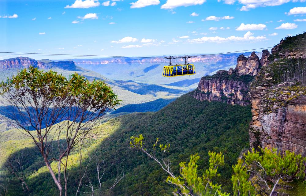 A cable car crosses a valley in the Blue Mountains. (VarnaK/ Shutterstock)
