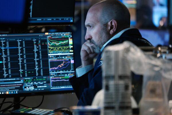 Traders work on the floor of the New York Stock Exchange (NYSE) in New York on June 27, 2022. (Spencer Platt/Getty Images)